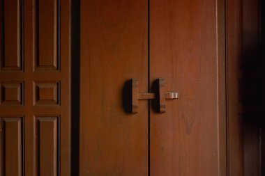 Güzel eski tik ahşap kapı Tay tarzı