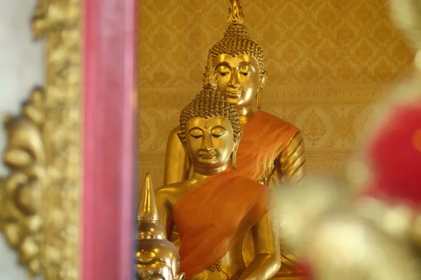 Golden of buddish state in the art style, Wat Krathum Suea Pla temple, Bangkok — Fotografia de Stock