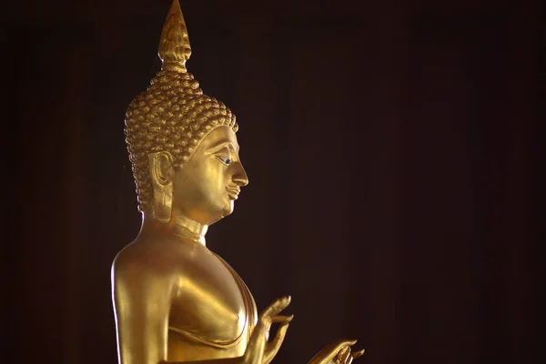 Golden of buddish state in the art style, Wat Krathum Suea Pla temple, Bangkok — Fotografia de Stock