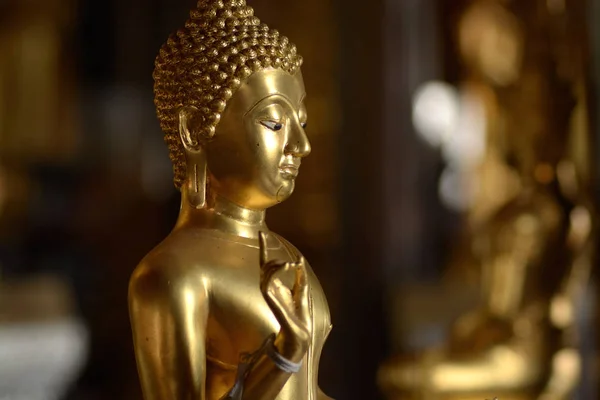 Oro del estado buddish en el estilo del arte, templo de Wat Krathum Suea Pla, Bangkok —  Fotos de Stock