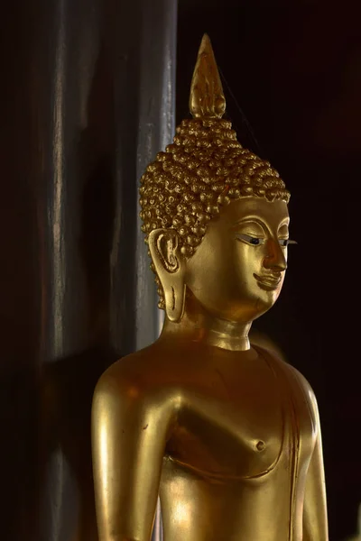 Buda dourada no templo de Thémbud, em Bancoc — Fotografia de Stock