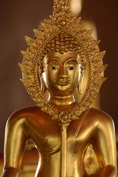 Mano d'oro di stato buddista nello stile artistico, tempio di Wat Krathum Suea Pla, Bangkok — Foto Stock