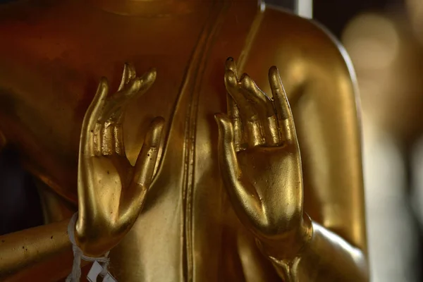 Mão de ouro do estado budista no estilo da arte, templo de Wat Krathum Suea Pla, Bangkok — Fotografia de Stock