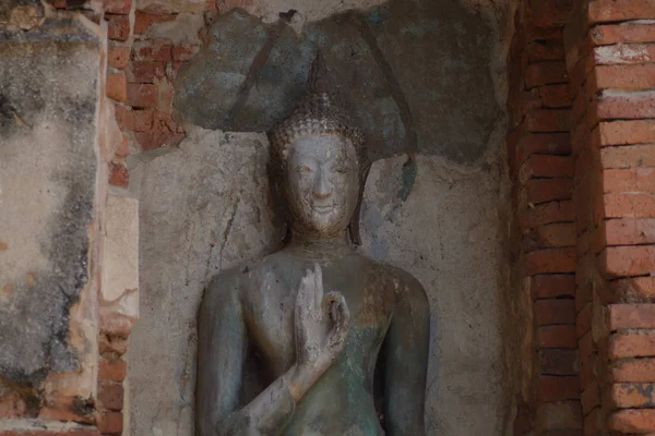 Historic of sandstone's buddha at Wat Phra Mahathat in Ayutthaya historic park, Thailand — Stock Photo, Image