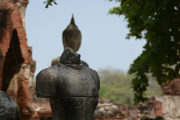 Concept of replace head's Sandstone Buddha with ancient body's buddha at Wat Mahathat, Ayutthaya, Thailand — Stock Photo, Image