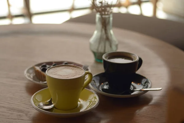 Taza de café y pastel de queso de arándano en la mesa en la cafetería —  Fotos de Stock