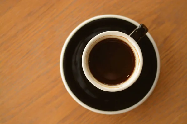Xícara de café americano na mesa no café — Fotografia de Stock