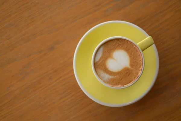 Copa de café capuchino en la mesa en la cafetería —  Fotos de Stock