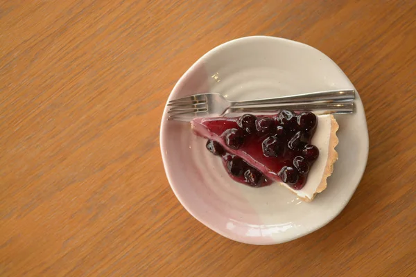 咖啡桌上的蓝莓芝士馅饼 — 图库照片