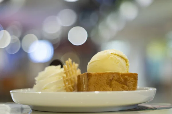 Honey toast s vanilkovou zmrzlinou a šlehačkou — Stock fotografie