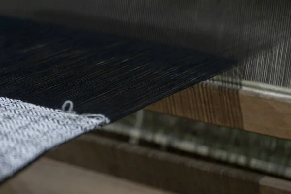 Сырая хлопковая нить и хлопчатобумажная ткань машина — стоковое фото