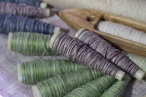 Surowej nici bawełnianej w drewnianej tacy — Zdjęcie stockowe