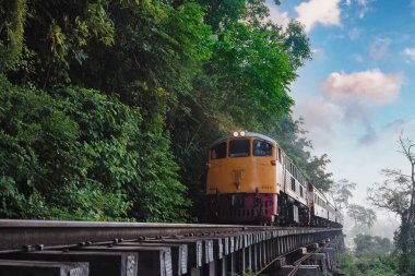 Kancha 'daki Kwai noy nehri üzerindeki Ölüm Demiryolu Köprüsü ve Tren.
