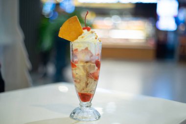 Arka planda krem şantili dondurma.