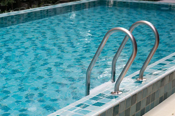 私人豪华游泳池的梯形不锈钢扶手 — 图库照片
