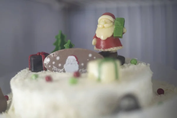 Санта-Клаус и рождественская тема увенчались взбитыми сливками на С — стоковое фото