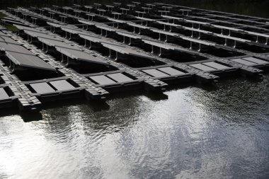 Cilt suyunun üzerinde güneş panelleri olan alternatif enerji