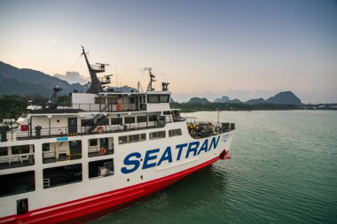Tayland 'daki Koh Samui adasına Donsak rıhtımından Surat Thani vilayetine yolcu taşıyan Seatran Feribot Başkanı..