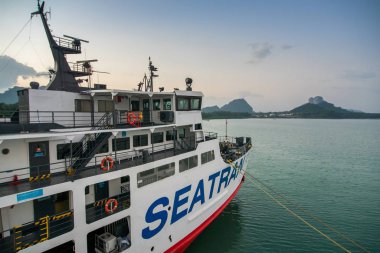 Tayland 'daki Koh Samui adasına Donsak rıhtımından Surat Thani vilayetine yolcu taşıyan Seatran Feribot Başkanı..