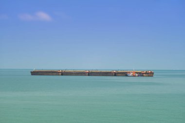 Gözetleme botu kıyıdan geçen kargo teknelerini tekrar kontrol ediyor.