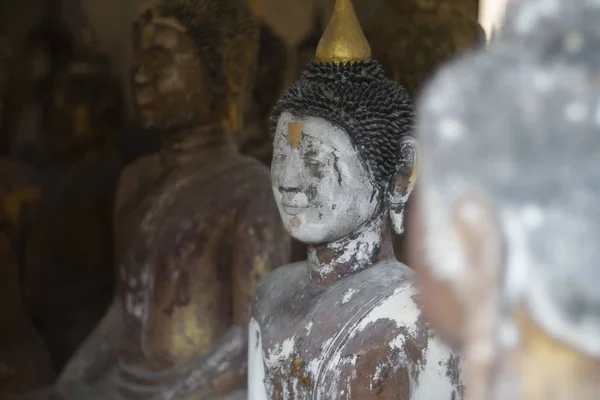 Recife de Coral antigo Estado de Buda em lugar público no templo da Tailândia — Fotografia de Stock