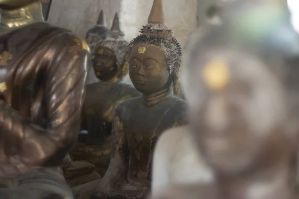 Recife de Coral antigo Estado de Buda em lugar público no templo da Tailândia — Fotografia de Stock