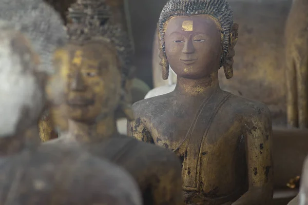 Recife de Coral antigo Estado de Buda em lugar público no templo da Tailândia — Fotografia de Stock