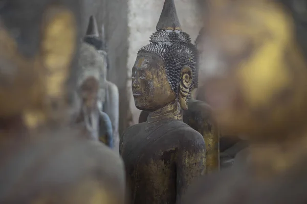 Recife de Coral antigo Estado de Buda em lugar público no templo da Tailândia — Fotografia de Stock