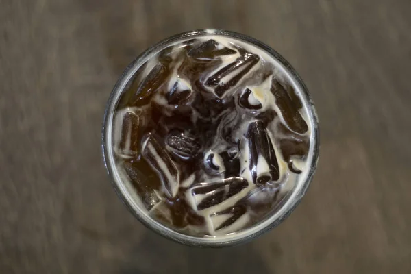 Vista superior del vaso de café americano muestra hielo y café negro — Foto de Stock