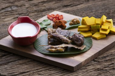 Çiğ yiyecek Kazığa çakılmış ızgara balık, balkabağı ve hindistan cevizi