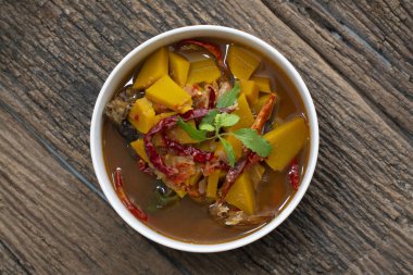 Kızarmış balık ve karışık sebzeli ekşi çorba.