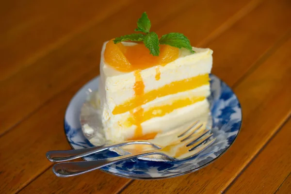 Dezert Pomerančový sýrový dort na talíři — Stock fotografie