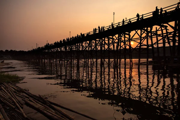 Sunset over Ancient mon wooden bridge in songgaria river Sangkhl — Stock Photo, Image