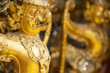 Zümrüt Buda Tapınağı 'nda Altın Garuda Heykelleri. Burası Bangkok Tayland Kamu Tapınağı.