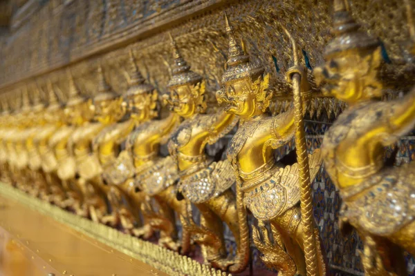 Estátuas Golden Garuda Templo Buda Esmeralda Este Templo Público Destino — Fotografia de Stock