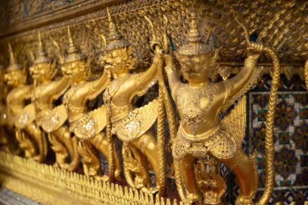 Estátuas Golden Garuda Templo Buda Esmeralda Este Templo Público Destino — Fotografia de Stock