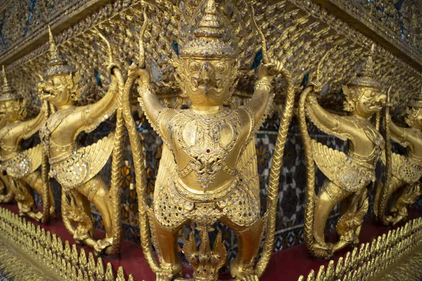 Estátuas Golden Garuda Templo Buda Esmeralda Este Templo Público Destino — Fotografia de Stock