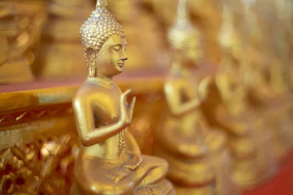 Золотой Будда Пузырь Боке Качестве Фона Статуя Золотого Будды Храме — стоковое фото