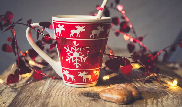 Weihnachtsbecher mit heißem Kaffee und Lebkuchen — Stockfoto