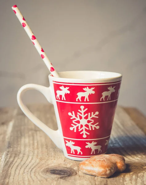 Vánoční hrnek s horkou kávou a perník — Stock fotografie