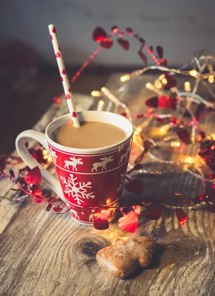 Weihnachtsbecher mit heißem Kaffee und Lebkuchen — Stockfoto