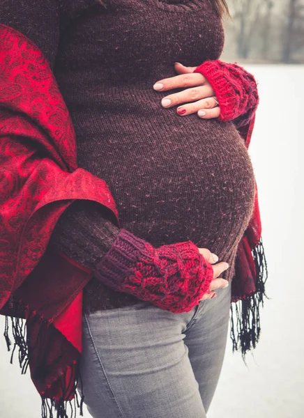 Νέα όμορφη έγκυος γυναίκα το χειμώνα — Φωτογραφία Αρχείου