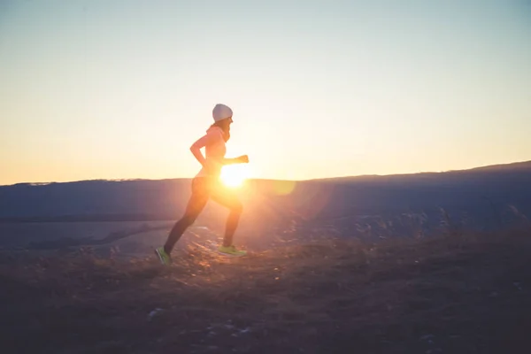 Runner ragazza in cima alla collina al tramonto — Foto Stock