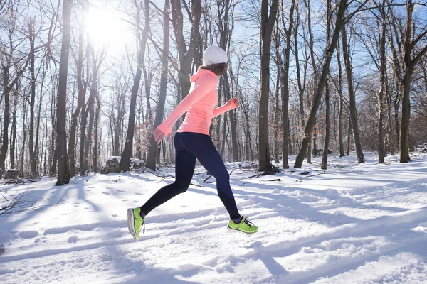 Koşucu kız kış orman