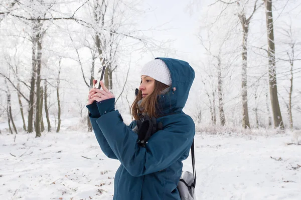 Outdoor girl take photos in winter nature — Stock Photo, Image