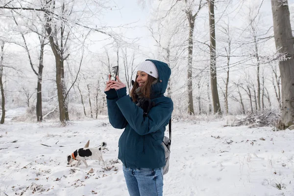 Outdoor girl take photos in winter nature — Stock Photo, Image