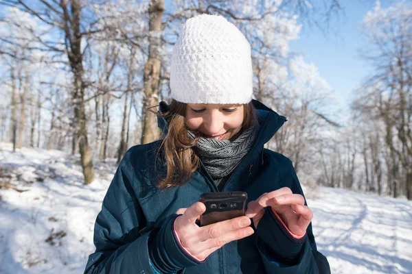 Outdoor girl take photos in winter nature — Stock Photo, Image