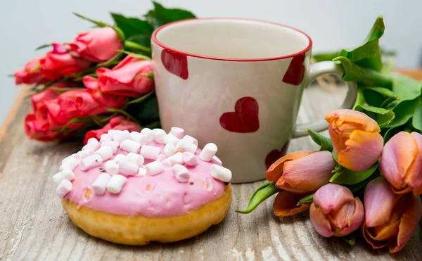 Linda manhã surpresa donut e café — Fotografia de Stock