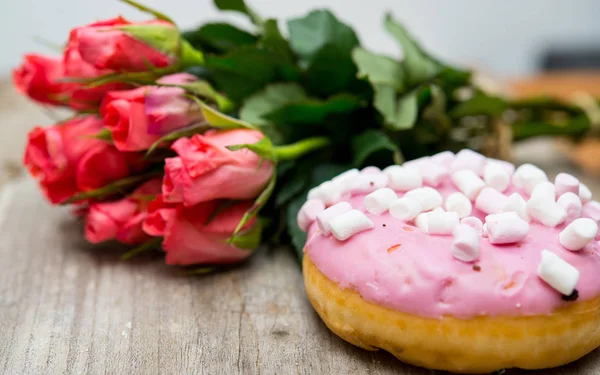 Morgen Überraschung leckeren Donut und Rose — Stockfoto