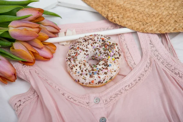 Frühlingsdekoration und leckerer Donut — Stockfoto